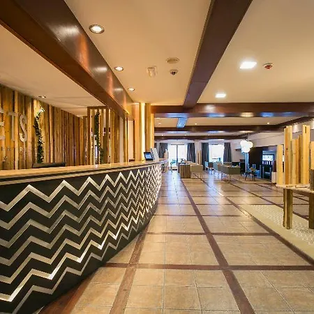 Ξενοδοχείο Piolets Centre 4*